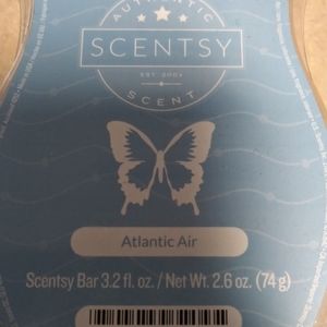 Scentsy candle warmer with two sets of candle scen